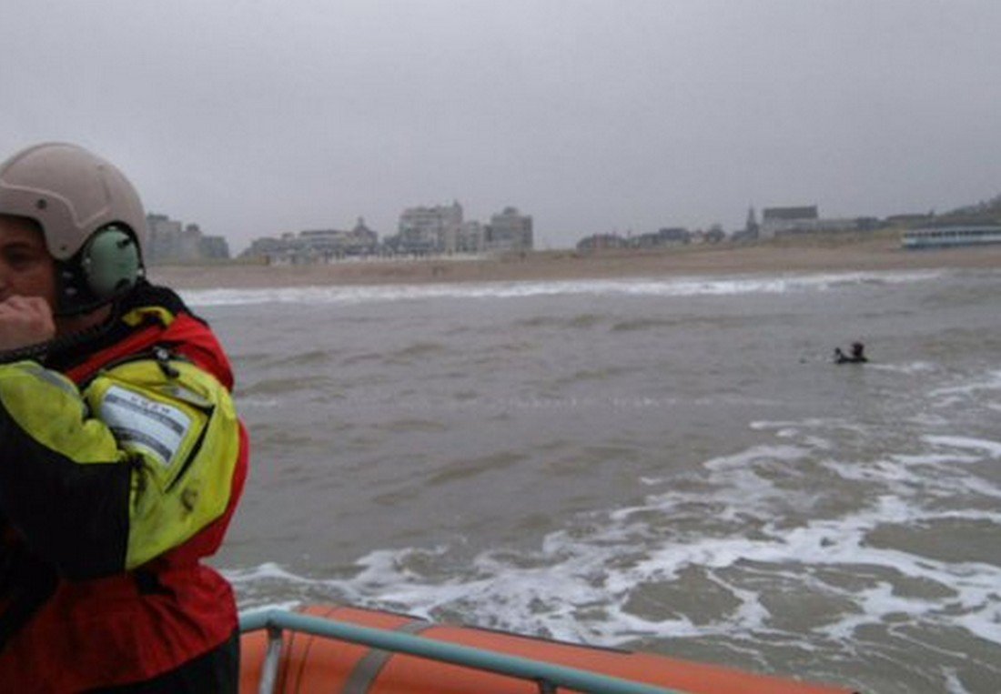 Surfer in problemen Katwijk